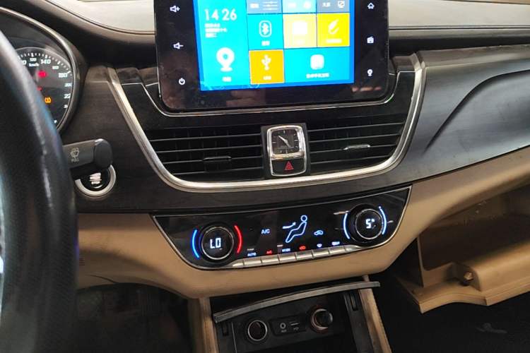 Used Baojun 730 2016 1.5T Manual Luxury Edition 7 Seats Audio And AC Panel