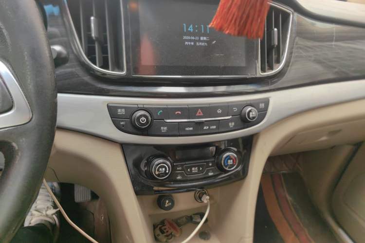 Used Baojun 730 2016 1.5L Manual Luxury Edition 7 Seats Audio And AC Panel
