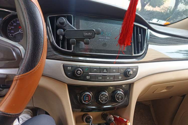 Used Baojun 730 2016 1.5T Manual Comfort Version 7 Seats Audio And AC Panel