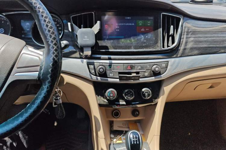 Used Baojun 730 2016 1.5L Manual Comfort Version 7 Seats China V Emission Standard Audio And AC Panel