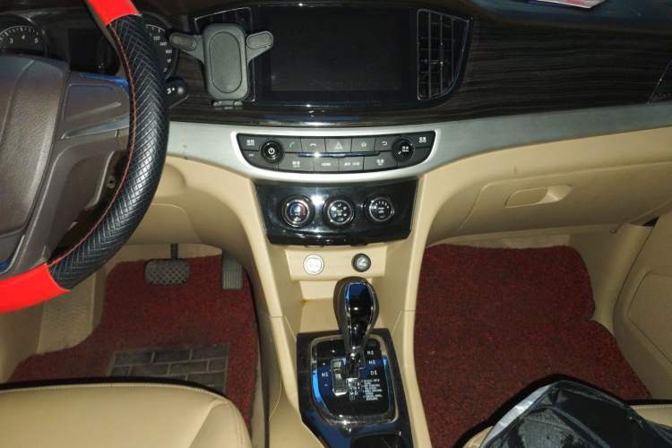 Used Baojun 730 2016 1.8L iAMT Comfort Version 7 Seats Audio And AC Panel