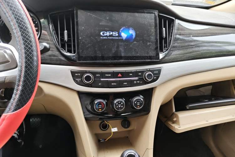 Used Baojun 730 2016 1.5T Manual Comfort Version 7 Seats Audio And AC Panel