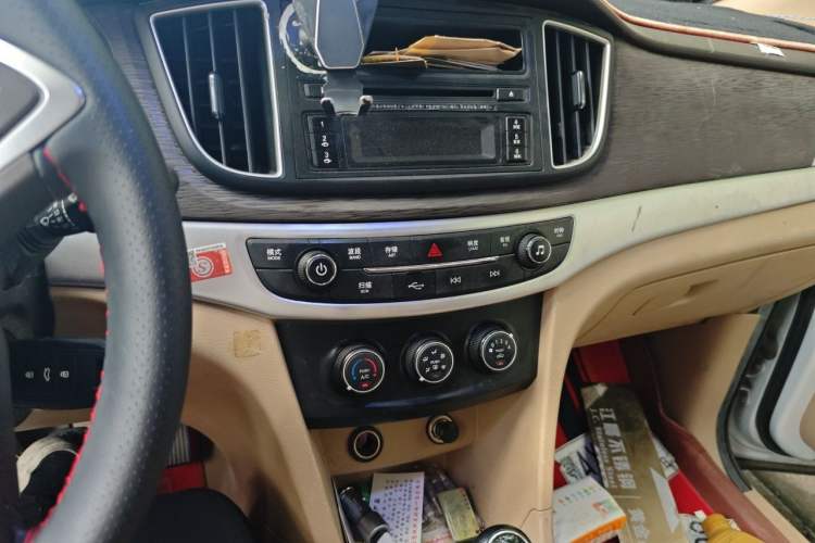 Used Baojun 730 2016 1.5L Manual Value Edition 7 Seats China V Emission Standard Audio And AC Panel