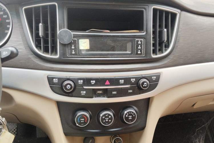 Used Baojun 730 2016 1.5L Manual Value Edition 7 Seats China V Emission Standard Audio And AC Panel
