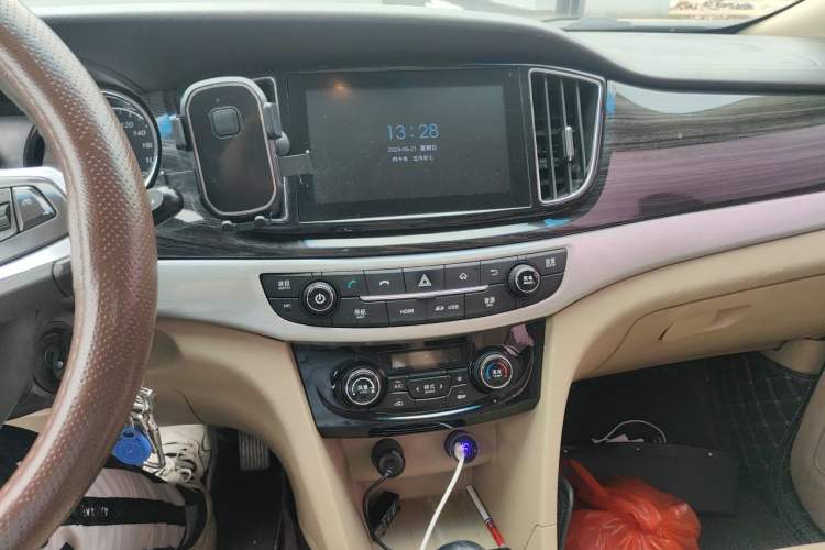 Used Baojun 730 2016 1.8L Manual Luxury Edition 7 Seats Audio And AC Panel
