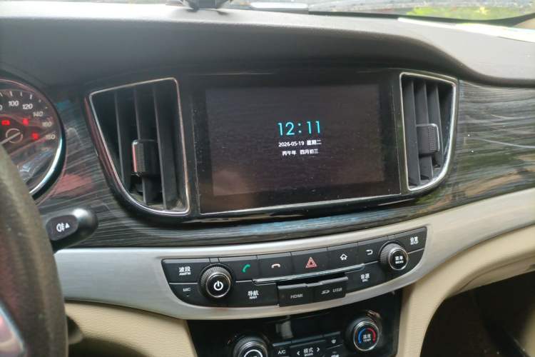 Used Baojun 730 2016 1.8L iAMT Luxury Model 7 Seats Audio And AC Panel