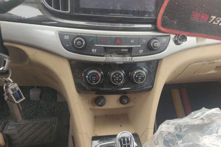 Used Baojun 730 2016 1.5L Manual Luxury Edition 7 Seats Audio And AC Panel