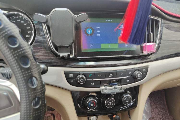 Used Baojun 730 2016 1.8L Manual Comfort Version 7 Seats Audio And AC Panel