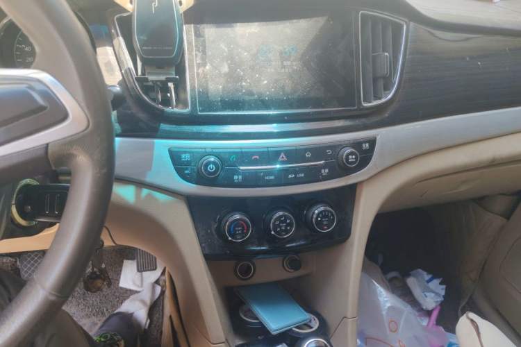 Used Baojun 730 2016 1.5L Manual Luxury Edition 7 Seats Audio And AC Panel