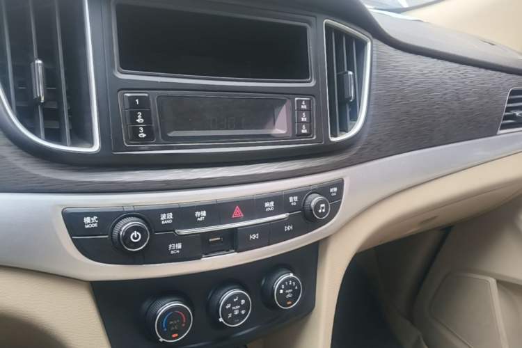 Used Baojun 730 2016 1.5L Manual Value Edition 7 Seats China V Emission Standard Audio And AC Panel