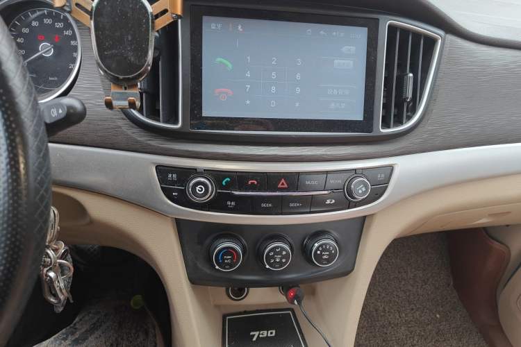 Used Baojun 730 2016 Revised 1.5L Manual Standard Version 7 Seats China V Emission Standard Audio And AC Panel