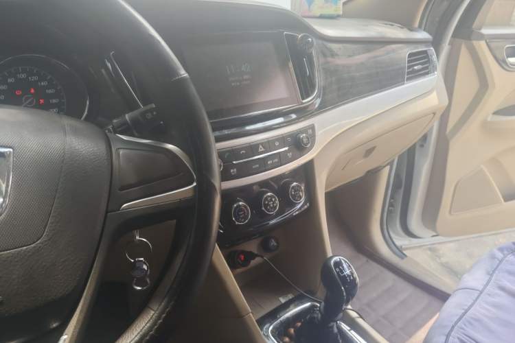 Used Baojun 730 2016 1.5T Manual Comfort Version 7 Seats Audio And AC Panel