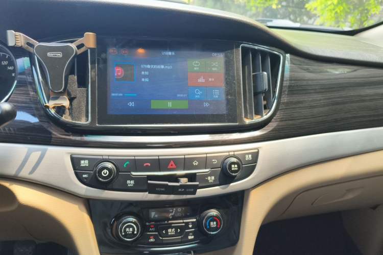 Used Baojun 730 2016 1.5L Manual Luxury Edition 7 Seats Audio And AC Panel