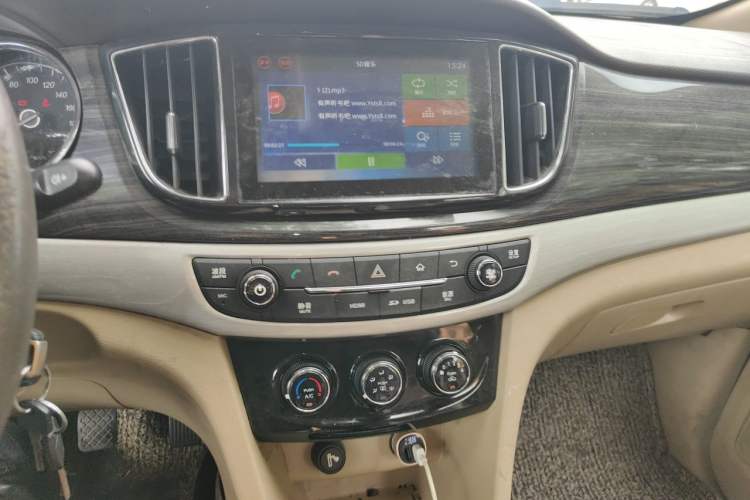 Used Baojun 730 2016 1.5T Manual Comfort Version 7 Seats Audio And AC Panel