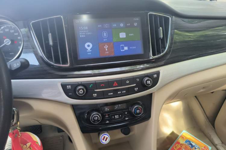 Used Baojun 730 2016 1.5L Manual Luxury Edition 7 Seats Audio And AC Panel