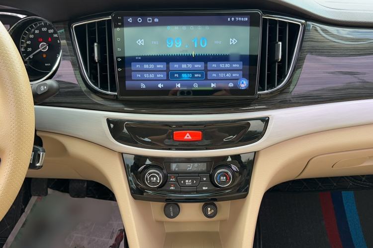 Used Baojun 730 2016 1.5T Manual Luxury Edition 7 Seats Audio And AC Panel