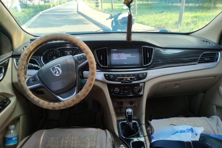 Used Baojun 730 2016 1.5L Manual Luxury Edition 7 Seats Center Console