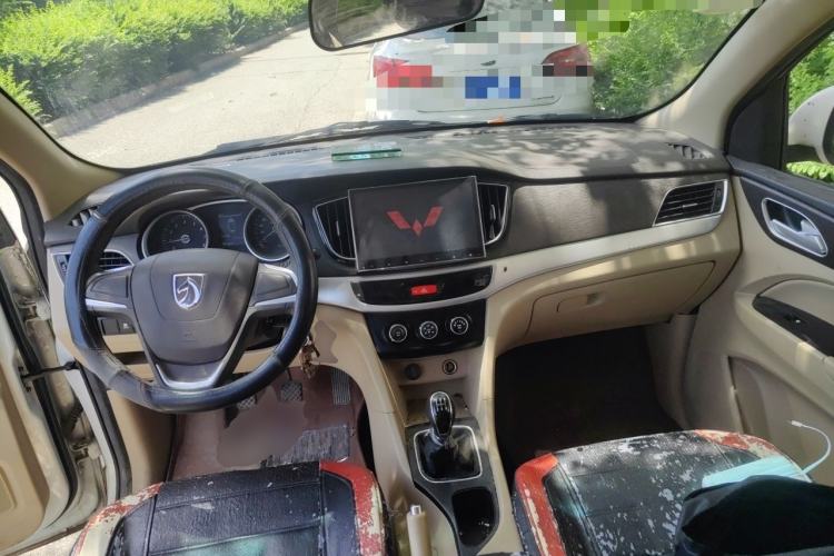 Used Baojun 730 2016 Revised 1.5L Manual Standard Version 7 Seats China V Emission Standard Center Console