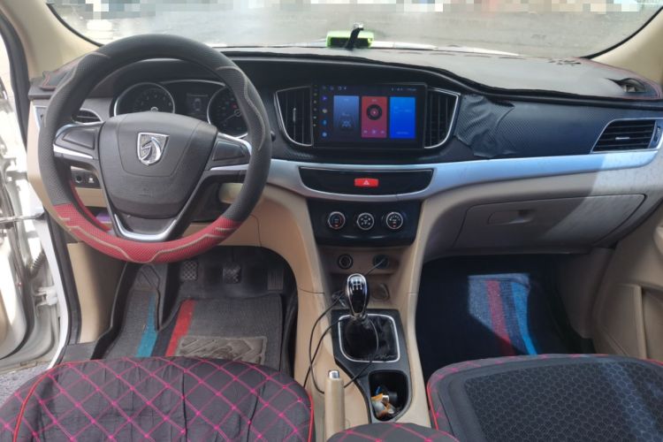 Used Baojun 730 2016 Revised 1.5L Manual Standard Version 7 Seats China V Emission Standard Center Console