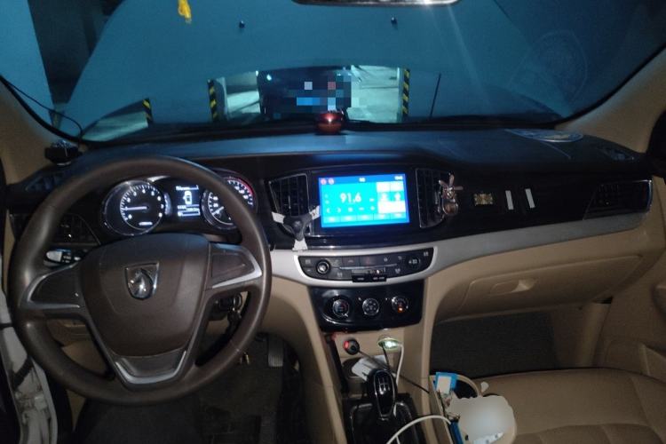 Used Baojun 730 2016 1.5L Manual Comfort Version 7 Seats China V Emission Standard Center Console