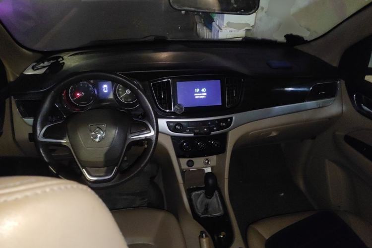 Used Baojun 730 2016 1.5T Manual Comfort Version 7 Seats Center Console