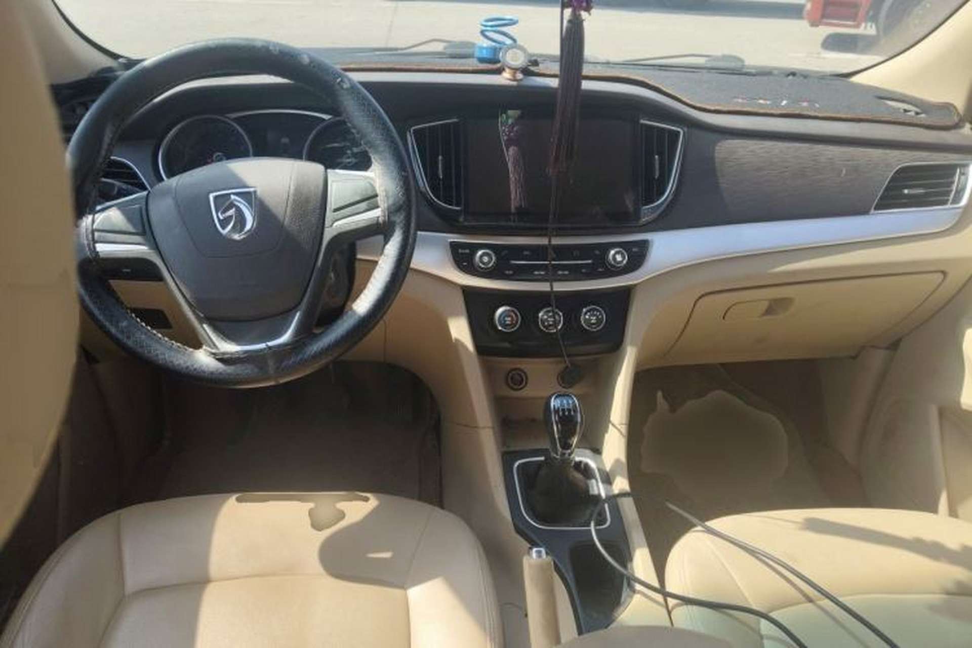 Used Baojun 730 2016 1.5L Manual Standard Version 7 Seats Center Console