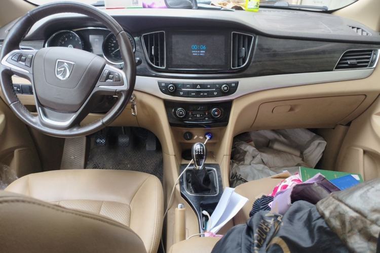 Used Baojun 730 2016 1.5L Manual Luxury Edition 7 Seats Center Console