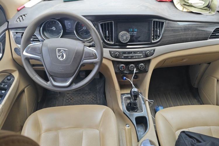 Used Baojun 730 2016 1.5L Manual Comfort Version 7 Seats China V Emission Standard Center Console