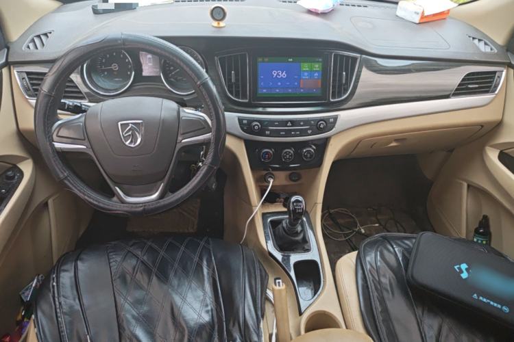 Used Baojun 730 2016 1.5T Manual Comfort Version 7 Seats Center Console