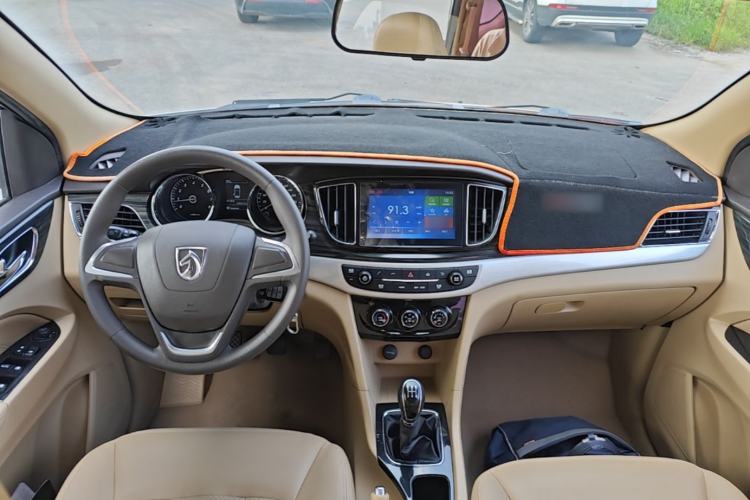 Used Baojun 730 2016 1.5L Manual Comfort Version 7 Seats China V Emission Standard Center Console
