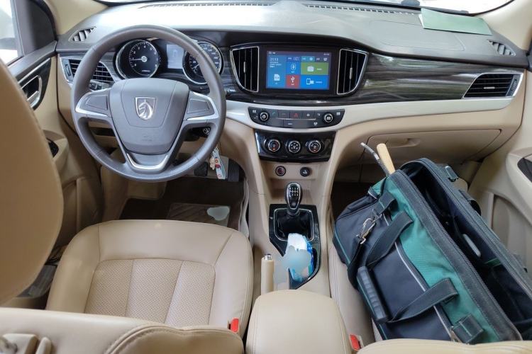 Used Baojun 730 2016 1.5T Manual Comfort Version 7 Seats Center Console