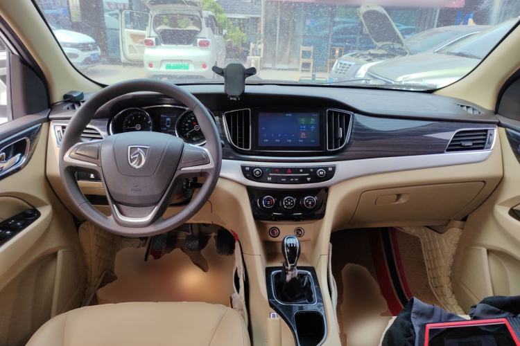 Used Baojun 730 2016 1.5L Manual Comfort Version 7 Seats China V Emission Standard Center Console