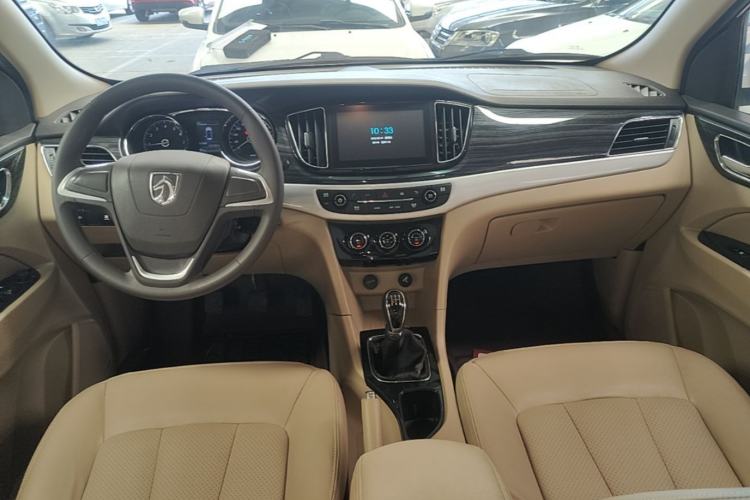 Used Baojun 730 2016 1.5L Manual Comfort Version 7 Seats China V Emission Standard Center Console
