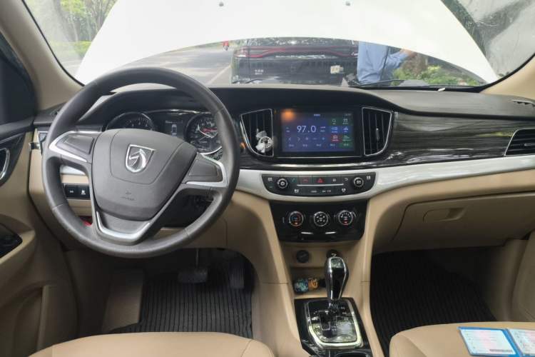 Used Baojun 730 2016 1.8L iAMT Comfort Version 7 Seats Center Console