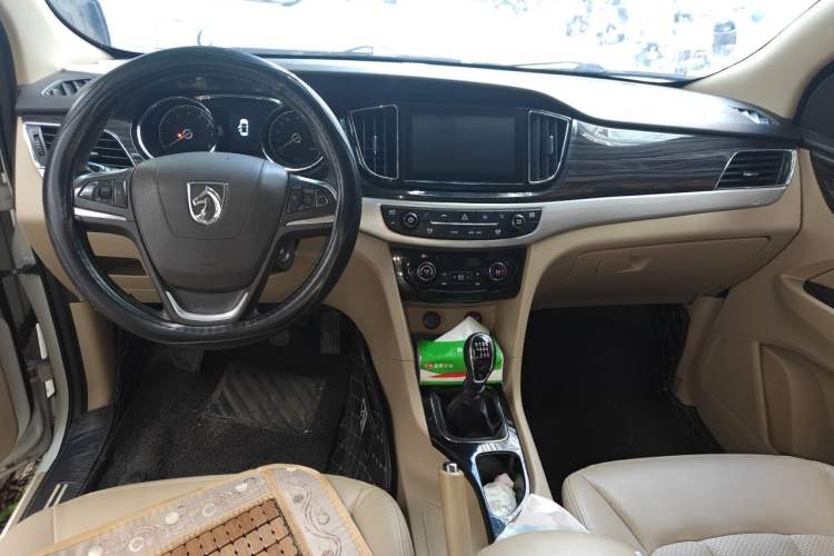 Used Baojun 730 2016 1.5L Manual Luxury Edition 7 Seats Center Console