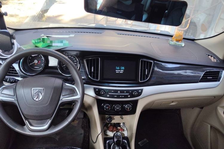 Used Baojun 730 2016 1.5L Manual Comfort Version 7 Seats China V Emission Standard Center Console