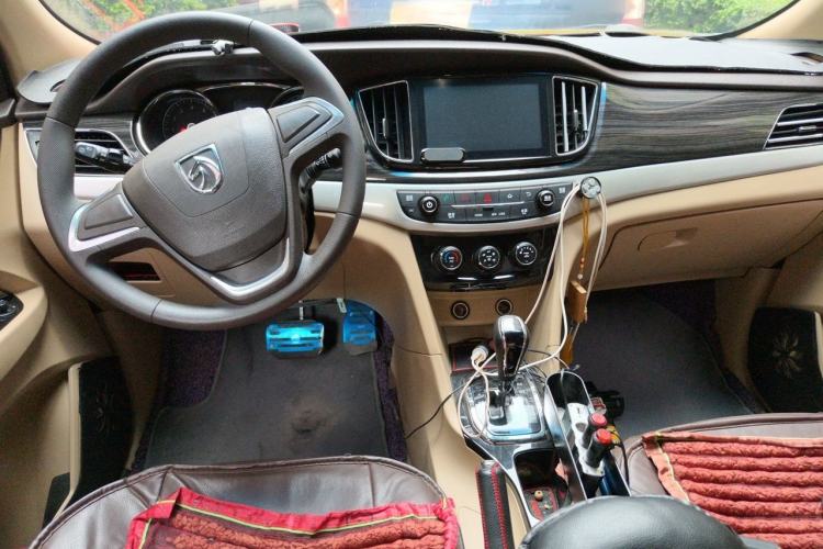 Used Baojun 730 2016 1.8L iAMT Comfort Version 7 Seats Center Console