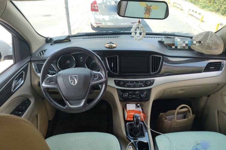 Used Baojun 730 2016 1.8L Manual Luxury Edition 7 Seats Center Console