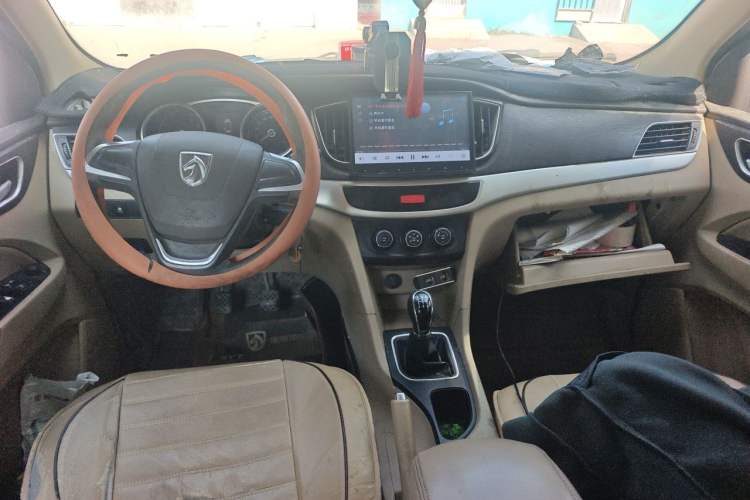 Used Baojun 730 2016 1.5L Manual Standard Version 7 Seats Center Console