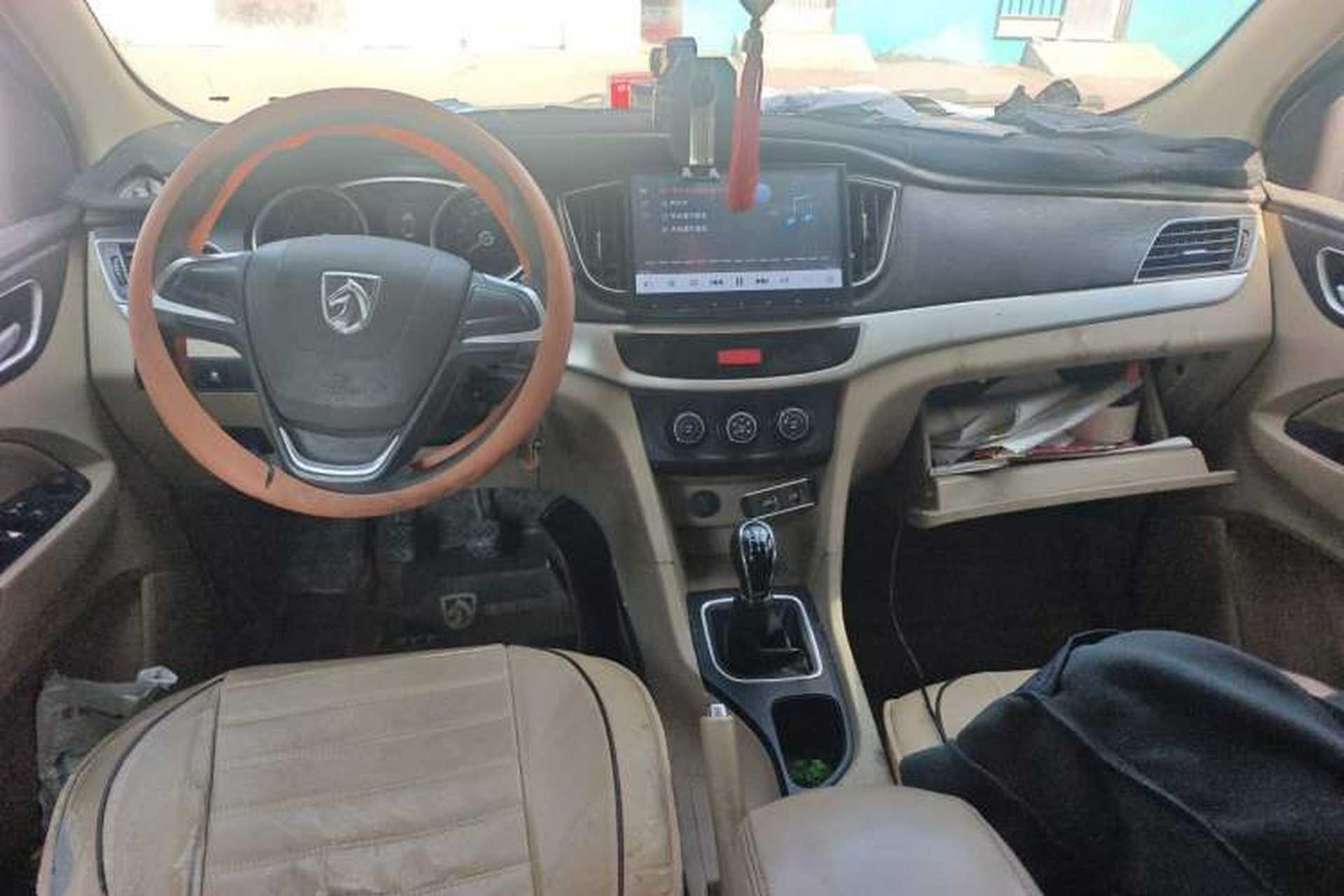 Used Baojun 730 2016 1.5L Manual Standard Version 7 Seats Center Console