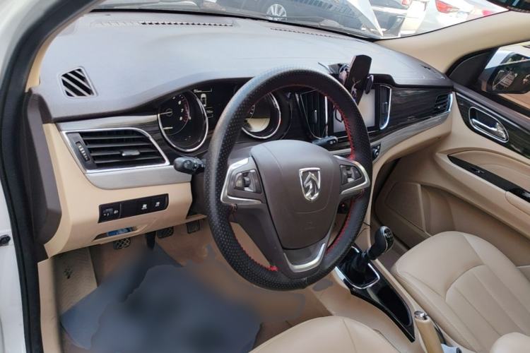 Used Baojun 730 2016 1.5T Manual Luxury Edition 7 Seats Center Console