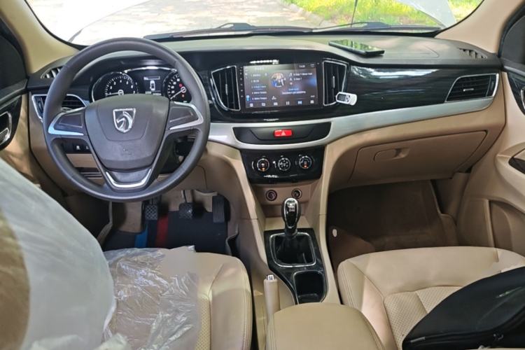 Used Baojun 730 2016 1.5T Manual Comfort Version 7 Seats Center Console