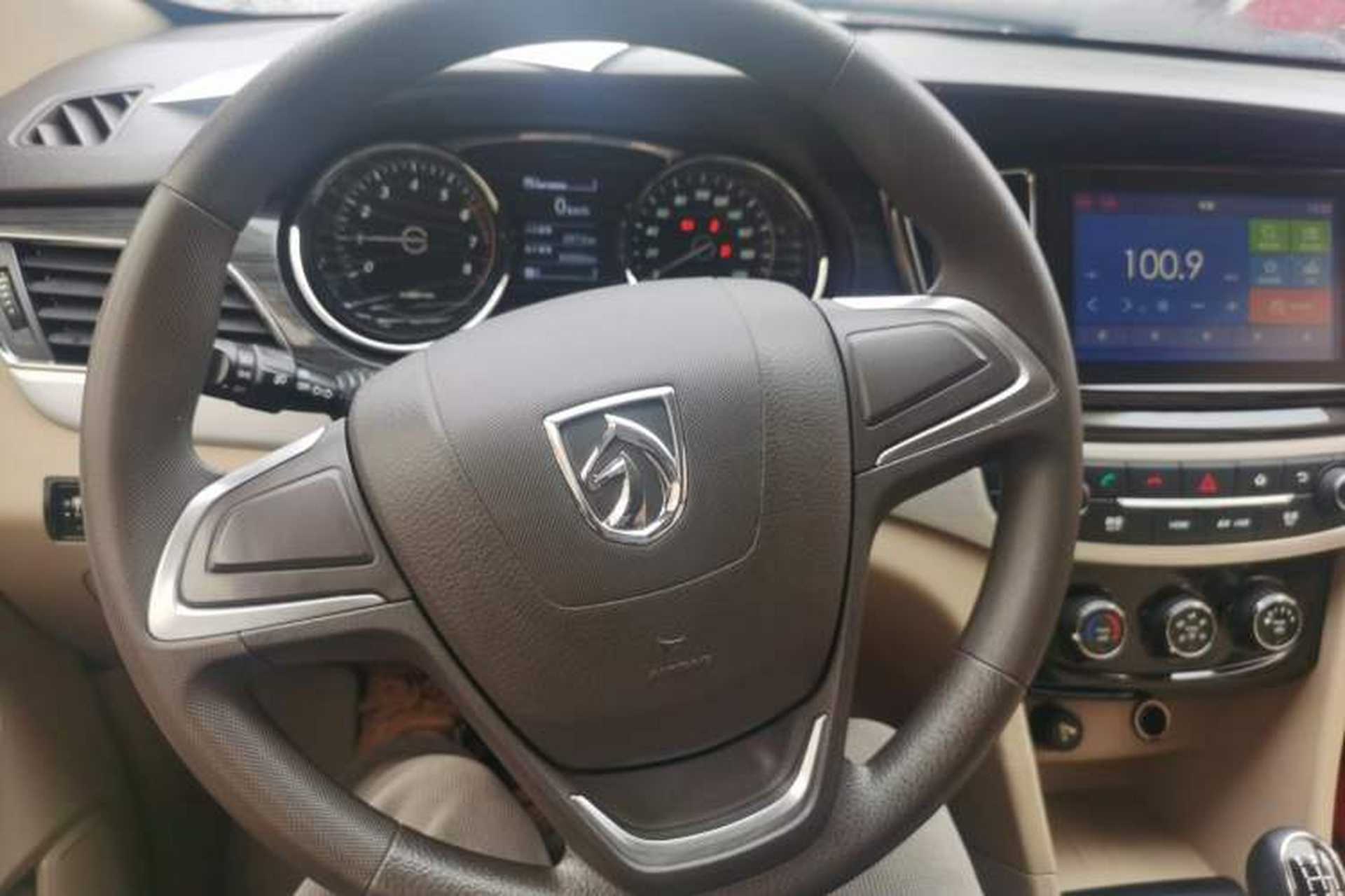 Used Baojun 730 2016 1.5L Manual Comfort Version 7 Seats China V Emission Standard Center Console