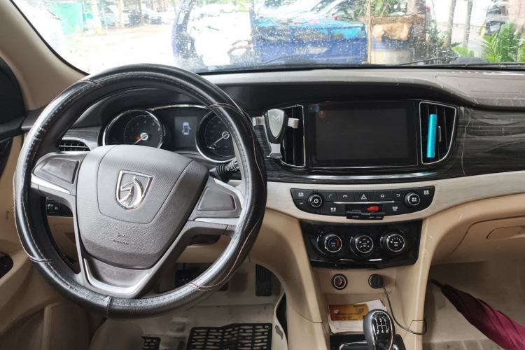 Used Baojun 730 2016 1.5T Manual Comfort Version 7 Seats Center Console