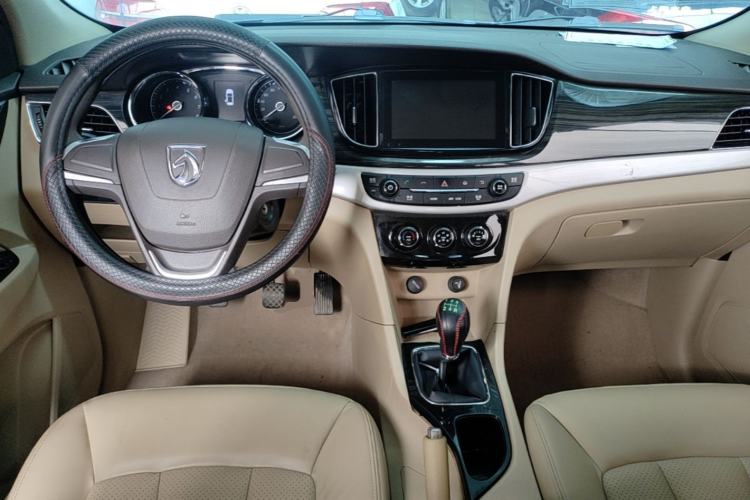 Used Baojun 730 2016 1.5L Manual Comfort Version 7 Seats China V Emission Standard Center Console