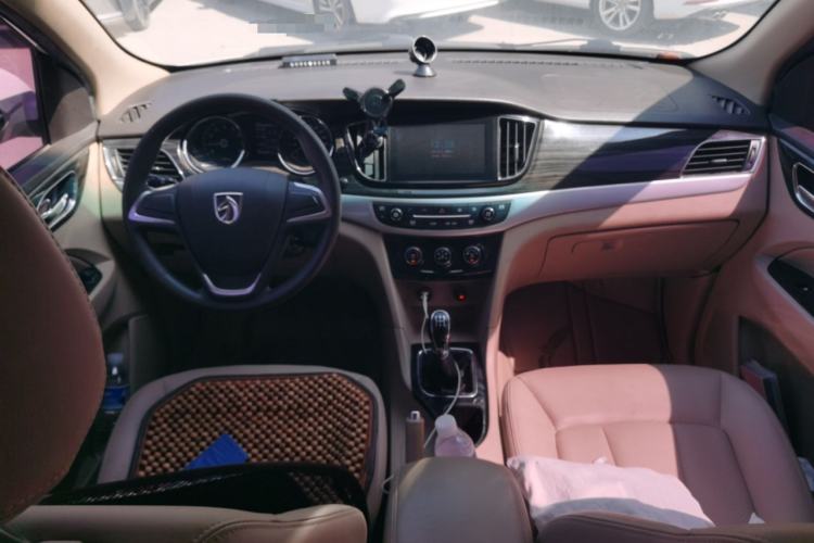 Used Baojun 730 2016 1.5L Manual Comfort Version 7 Seats China V Emission Standard Center Console