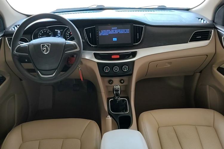 Used Baojun 730 2016 Revised 1.5L Manual Standard Version 7 Seats China V Emission Standard Center Console