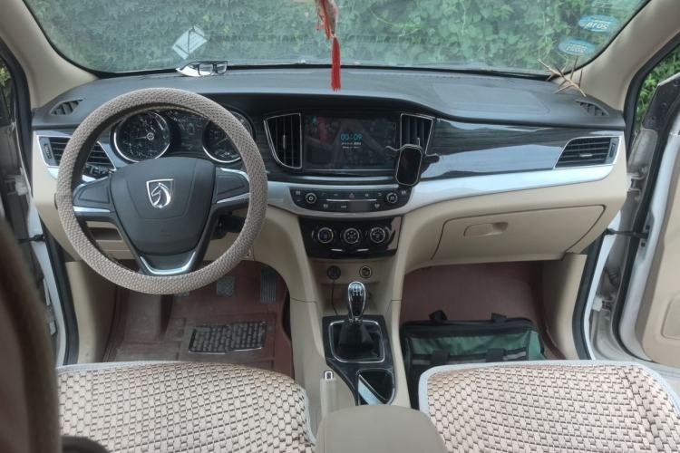 Used Baojun 730 2016 1.5L Manual Comfort Version 7 Seats China V Emission Standard Center Console
