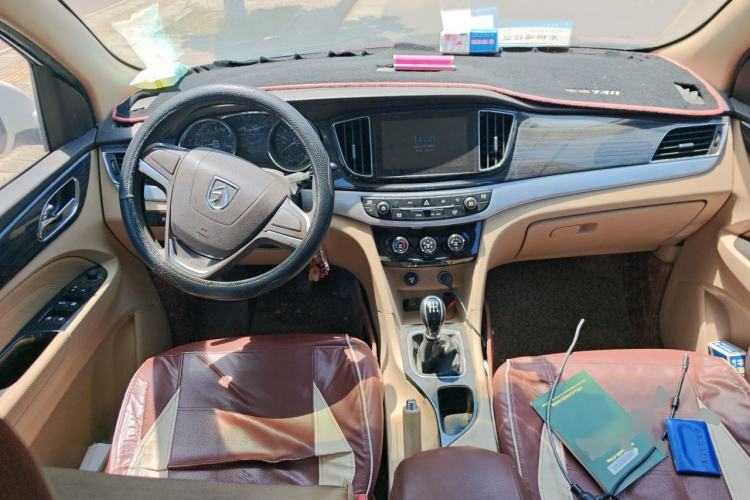 Used Baojun 730 2016 1.5L Manual Comfort Version 7 Seats China V Emission Standard Center Console