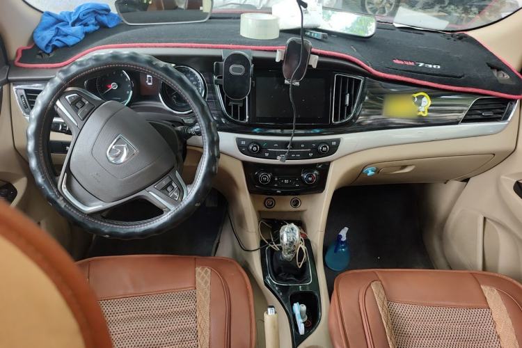 Used Baojun 730 2016 1.5L Manual Luxury Edition 7 Seats Center Console